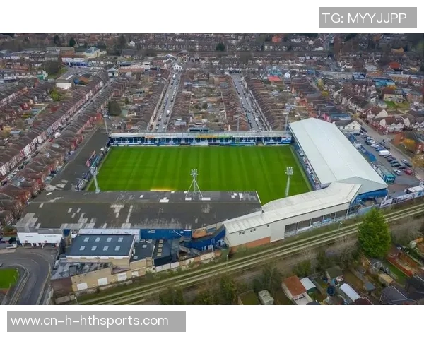 卢顿主场悬挂新帅威尔希尔老球衣彰显青训情怀 卢顿主场悬挂新帅威尔希尔老球衣彰显青训情怀