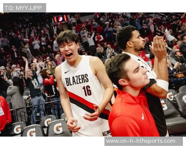 开拓者前线记者小傅期待小杨在篮球场上展现真实自我的那一天 开拓者前线记者小傅期待小杨在篮球场上展现真实自我的那一天